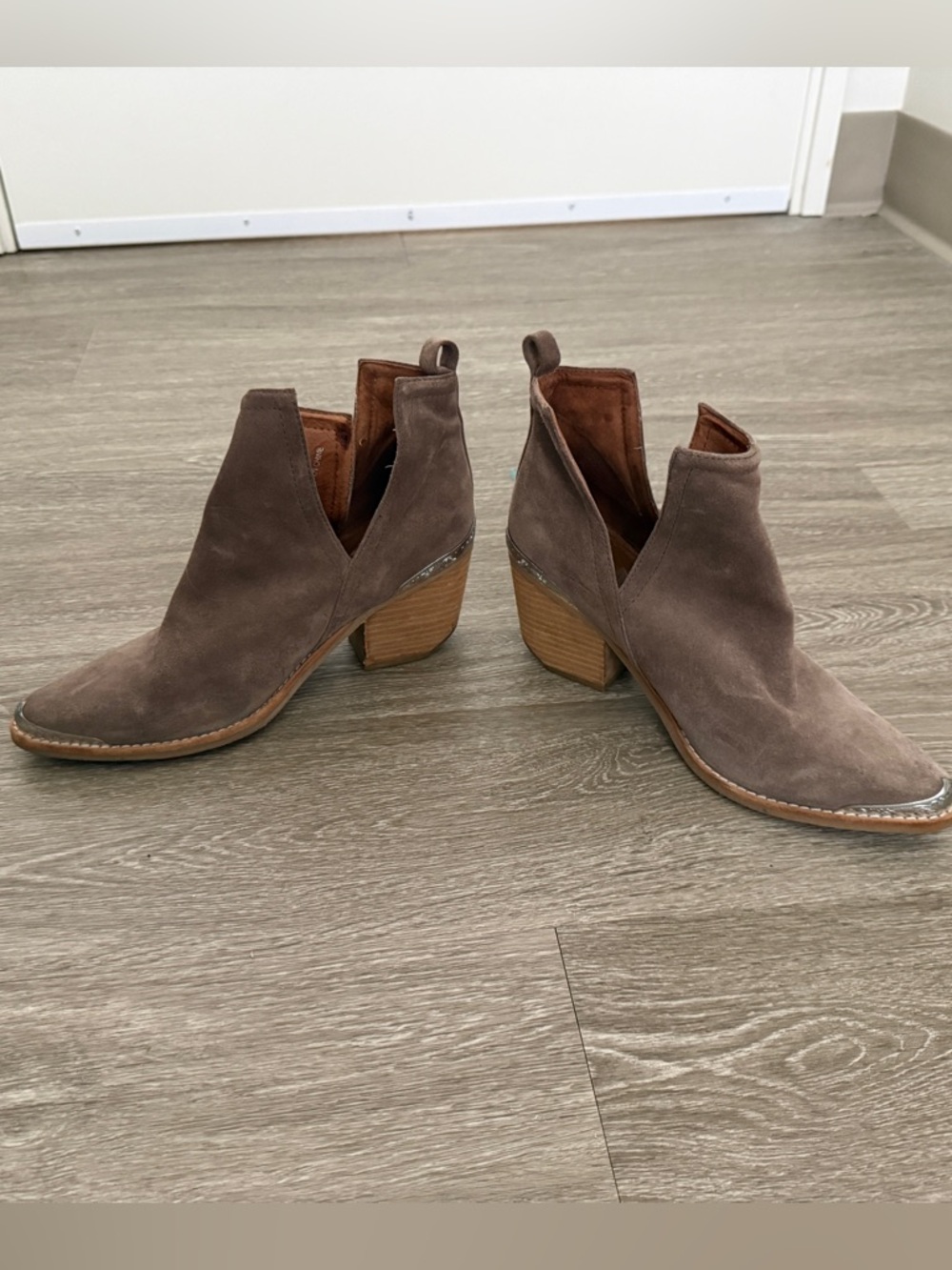 James Campbell Women’s Cromwell Suede Booties Sz 8.5